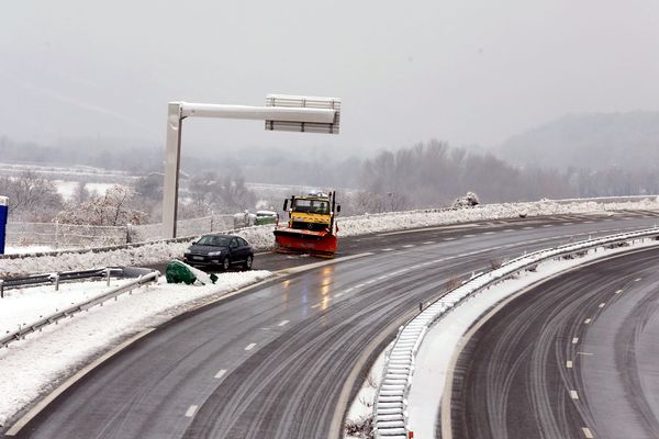 D'importantes chutes de neige avaient rendu la circulation très difficile pour ce week-end de chassé-croisé. 