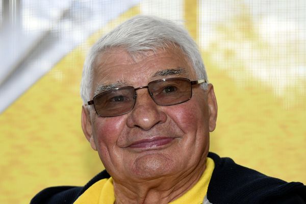 Raymond Poulidor lors du Grand départ du Tour de France 2016, au pied du Mont Saint-Michel. 