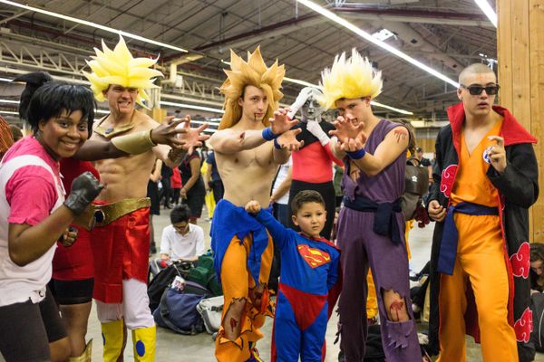 Des cosplayeurs se prennent en photo avec des visiteurs fans de Dragon Ball