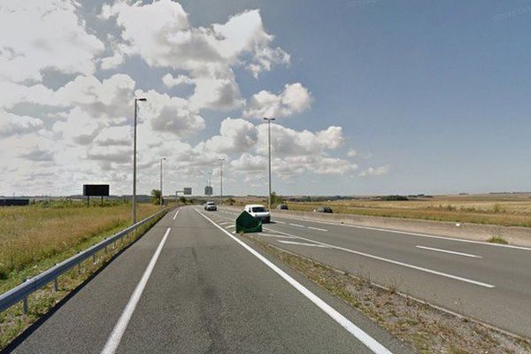 La jeune fille a été trouvée inanimée, sur le bord de l'autoroute. 