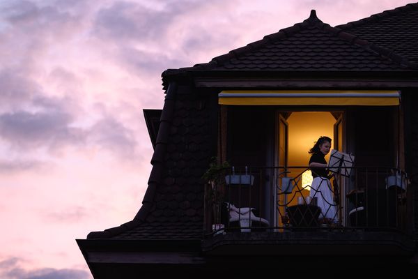 La violoniste suisse Alexandra Conunova s'installe sur son balcon pour jouer de la musique pendant le confinement.