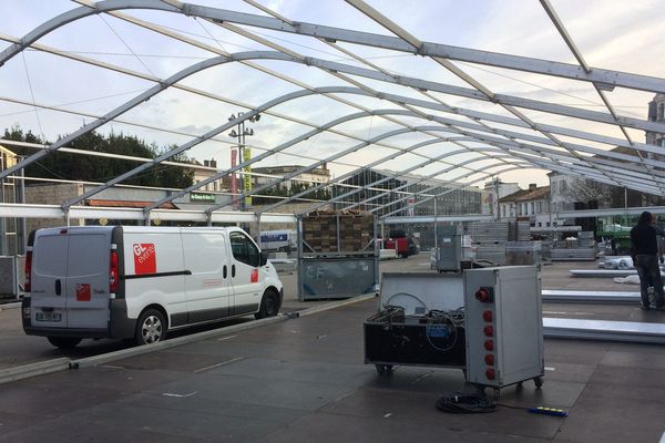 Les chapiteaux sont en cours de montage sur les espaces publics de la cité angoumoisine