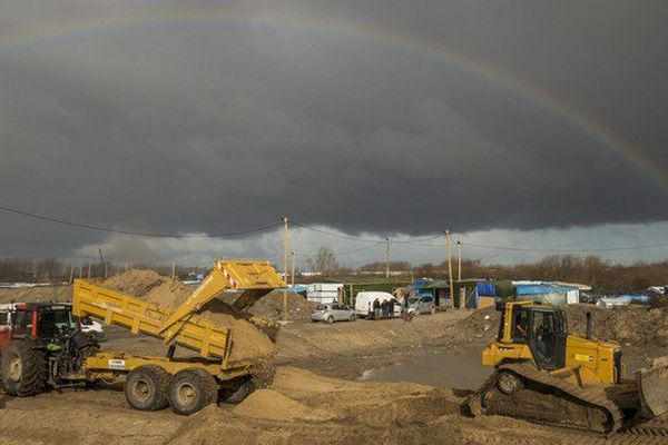 Un mois après l'évacuation d'une bande de 100 mètres de large le long de la rocade portuaire, les autorités s'apprêtent à raser toute la partie sud de la "jungle" à Calais