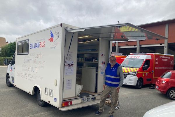 Le Solidaribus stationne au sein de la caserne des pompiers de Bray et Lù.