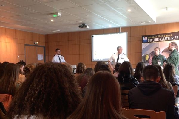 Trente élèves de première S du lycée Blaise de Vigenère à Saint-Pourçain-sur-Sioule, dans l’Allier, ont rencontré des pilotes et des mécaniciens de l'armée de l'air, mercredi 4 avril. Pendant deux heures, les militaires ont tenté de séduire ces potentiels futurs candidats. Ce sont, en effet, 3.000 postes qui sont à pourvoir dans l’armée de l’air. 
