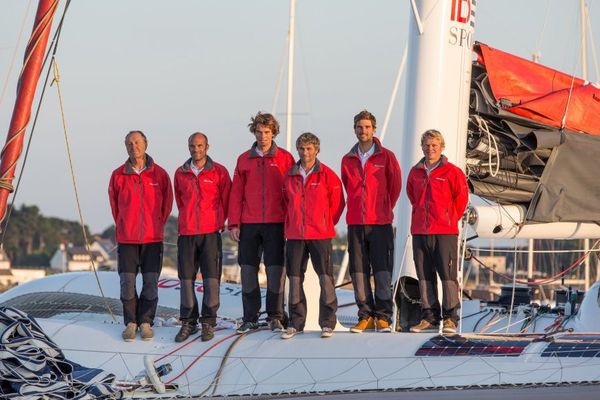 Francis Joyon (à g.), skipper d'IDEC et son équipage restreint à cinq.