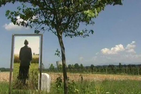 "C'est le même monde" est une oeuvre d'Henri Bertrand, artiste vivant et travaillant à Apples, dans le canton de Vaud en Suisse. 