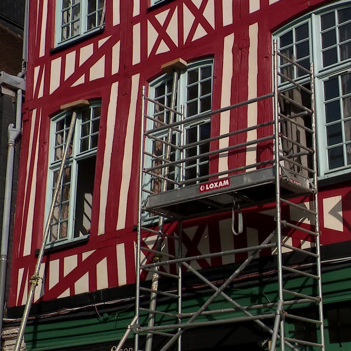 Une maison totalement embrasée dans le centre-ville de Rouen, la rue  Saint-André fermée à la circulation - Paris-Normandie