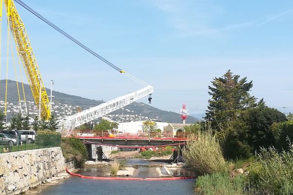 La SNCF doit reporter le remplacement du pont-rail de la Frayère. Les trois jours d'interruption du trafic, du 20 au 22 avril 2019, n'ont pas suffi, car le vent s'est installé et rendait impossible la manoeuvre.