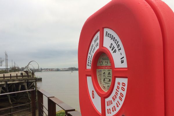 Chaque bouée comporte une corde, une balise lumineuse, un mode d'emploi affiché ainsi que les gestes de premiers secours.