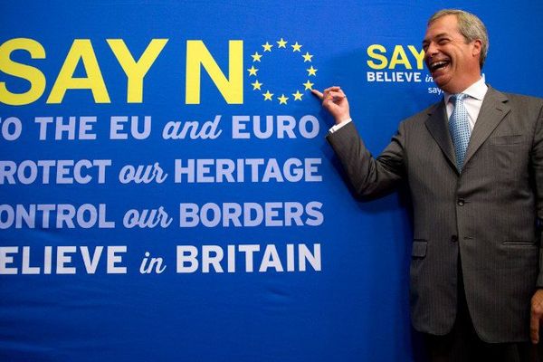 Nigel Farage, leader de l'Ukip, parti indépendantiste britannique, pose devant un panneau pour la sortie de l'Europe, le 30 juillet 2015.