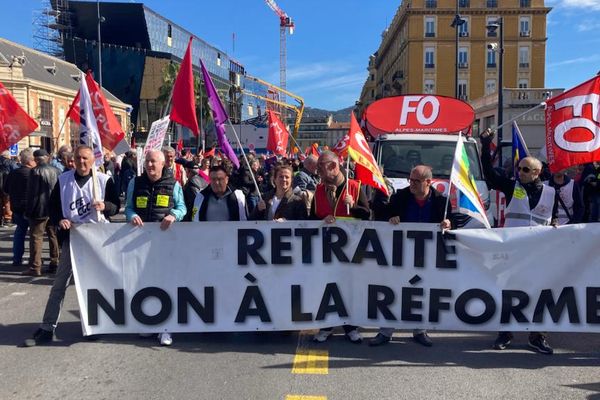 Le cortège contre la réforme des retraites au départ de la gare de Nice.