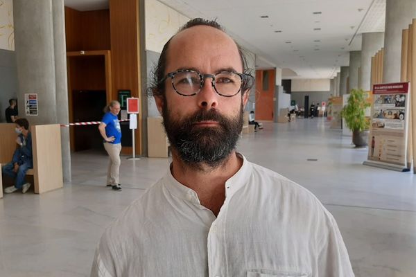 Cédric Herrou, le 8 juillet 2020, au palais de justice de Grasse avant l'audience.