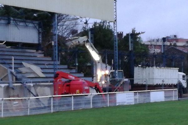 Des premiers travaux de désamiantage de la tribune nord avaient eu lieu au stade Arnauné dès décembre 2017