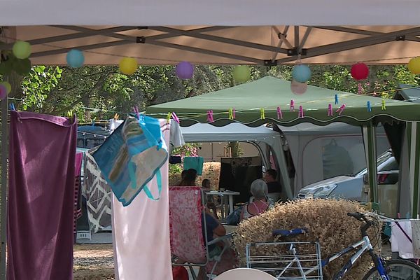 Le camping Beauregard propose deux cents emplacements en bord de plage pour les tentes, caravanes et camping(cars. Marseillan, 18 juillet 20223.