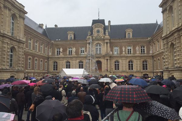 Un millier de personnes se sont réunies à midi devant l'Hôtel de Ville d'Amiens lundi 16 novembre.