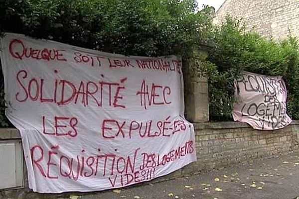 Le collectif a placé des banderolles au 202 rue de Bayeux à Caen