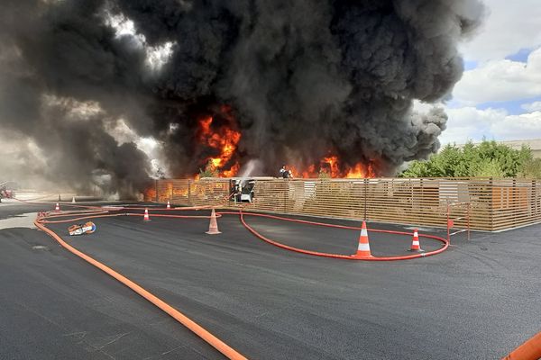 L'entreprise Ora e-Cars touchée par un incendie ce samedi 30 juillet à Labarthe-sur-Lèze.