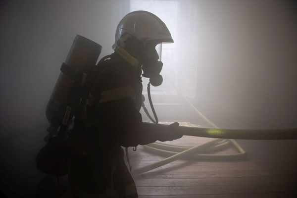 Photo d'illustration d'un pompier du SDIS 35 participant à un exercice d'évacuation dans une épaisse fumée