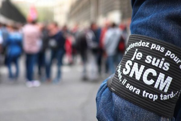 22/04/15 - Un manifestant porte un brassard "Je suis SNCM" devant le tribunal de commerce de Marseille