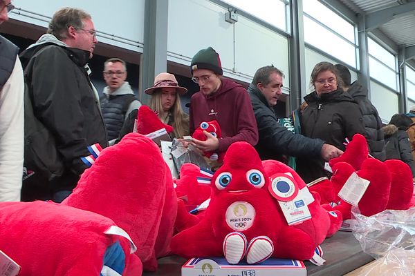 Phryges, bobs, pins, t-shirts... Attirées par ces objets, des centaines de personnes se sont pressées à la Braderie des Jeux Olympiques de Compiègne.