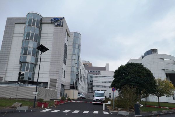 Les visites aux malades au CHU de Clermont-Ferrand sont réglementées suite au passage au niveau 1 du plan blanc, dans le contexte d'épidémie de COVID 19.