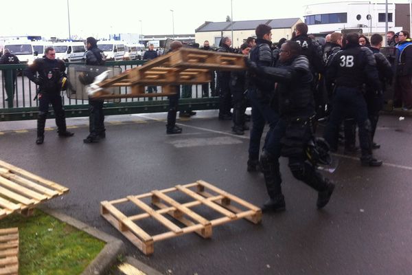 Les CRS évacuent les surveillants qui bloquent la prison de Vezin-le-Coquet