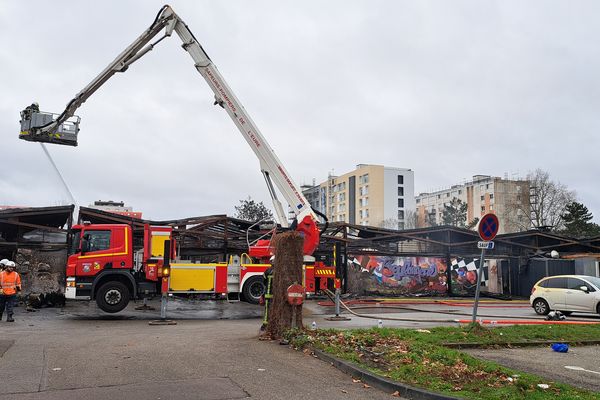 L'incendie a détruit onze cellules commerciales