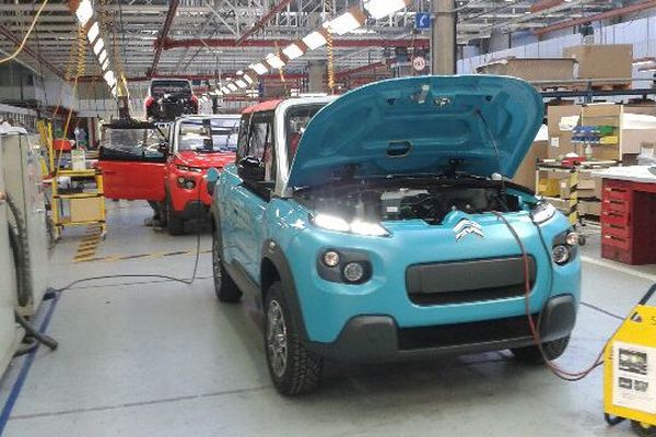 En partenariat avec Bolloré, la e-Méhari toute électrique est assemblée à l'usine de PSA-la Janais.