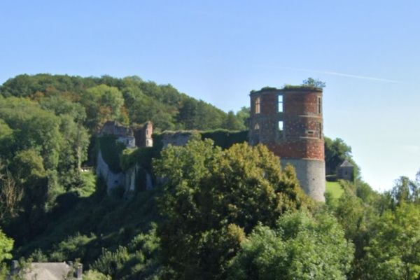 La tour de ce château surplombe le village de Hierges.