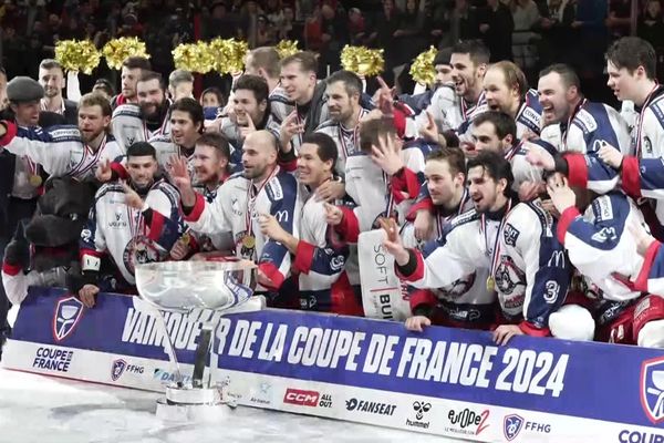 Les Brûleurs de loups de Grenoble remportent la Coupe de France de hockey sur glace pour la sixième fois de leur histoire