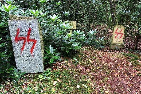 Des stèles en hommage aux martyrs de la Butte Rouge à Ploeuc-L'Hermitage, profanées par des signes néonazis le 15 juillet 2023