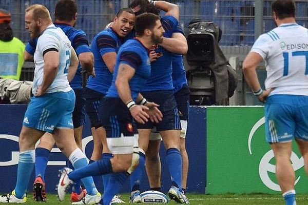 Le deuxième ligne du Stade Toulousain félicité par ses co-équipiers du XV de France après son premier essai avec les Bleus