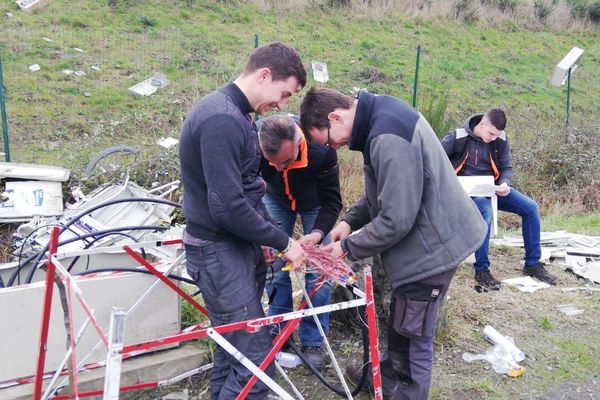 Ce lundi, une équipe de techniciens procédaient à des raccordements provisoires pour rétablir les lignes fixes des habitants.