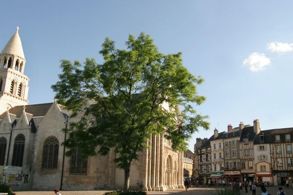 La place Notre-Dame à Poitiers est celle du marché, de l'église, des terrasses de café, mais aussi celle où se rassemblent les marginaux (Archives)