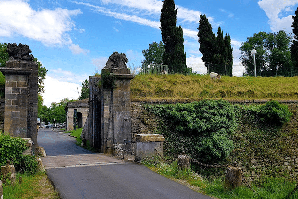 Deux jeunes ont été retrouvés gravement blessés au pied des remparts de Bayonne.