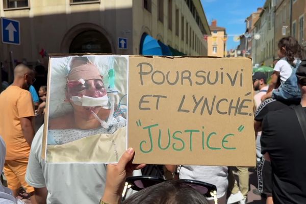 Une pancarte brandie par l'un des manifestants lors de la marche blanche en mémoire de Numan, à Mâcon (Saône-et-Loire), le 5 août 2024.