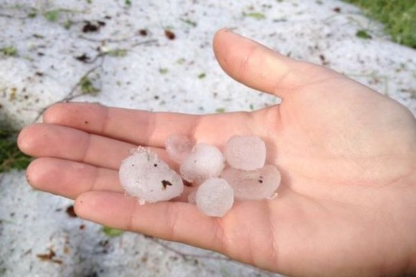 Grêlons retrouvés jeudi matin vers 8h30 après l'orage de la veille à Ussel, Corrèze- 12-06-2014