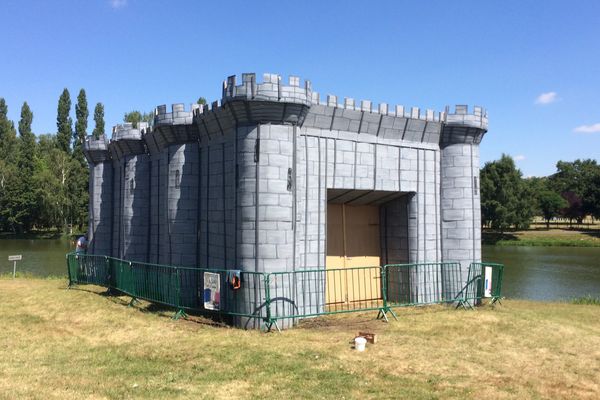 Une Bastille en carton : ce décor termine chaque année en cendres pour commémorer la prise de la Bastille.