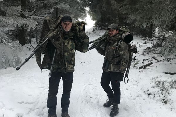 Un matin de janvier 2022, Vincent Michel et Eric Gangloff nous ont emmenés sur les hauteurs vosgiennes à la recherche de la chouette Chevêchette