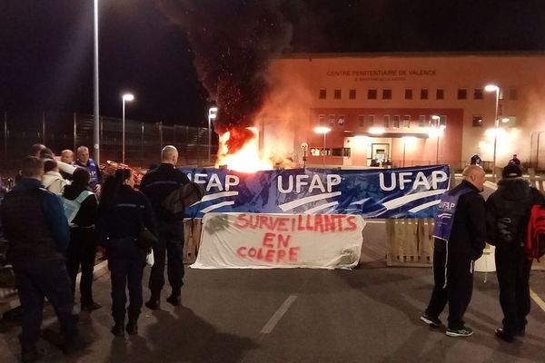 Le syndicat Ufap Unsa appelle à bloquer le centre pénitentiaire de Valence (Drôme) lundi 7 septembre, après l'agression d'un détenu qui a fait 3 blessés dont un sérieux. Image d'archives.