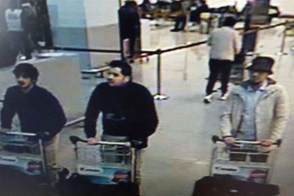 Les trois terroristes dans l'aéroport de Bruxelles-Zaventem juste avant l'attentat.