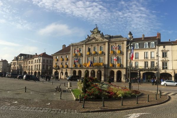 La Mairie de Pont-à-Mousson, débarrassée de toute circulation, lundi 5 novembre 2018, pendant la visite d'Emmanuel Macron.