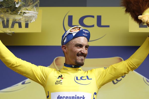 Julian Alaphilippe porte pour la première fois de sa carrière le maillot jaune.