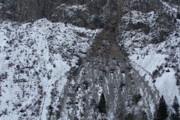 L'éboulement, survenu sur une falaise surplombant la route de la vallée du Vénéon, a coûté la vie à un sexagénaire le 20 décembre 2024.