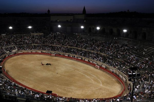 Nîmes - les arènes et la feria - archives.