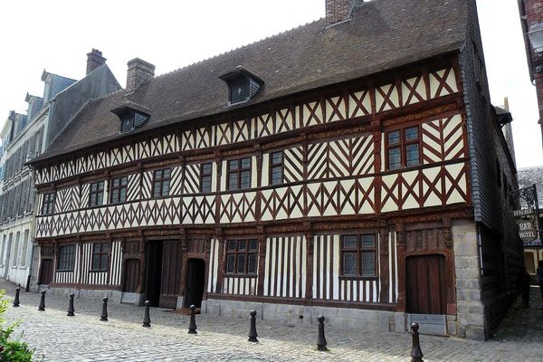 En Seine-Maritime, plein soleil ce DIMANCHE sur la Maison Henri IV, à St-Valéry-en-Caux.