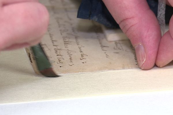 Les manuscrits donnés en février au musée Rimbaud doivent être restaurés avant d'être exposés.