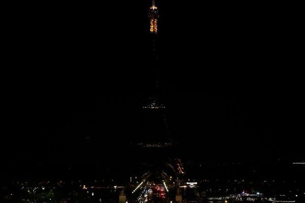 La Tour Eiffel sera éteinte à partir de 21 heure en hommage à Jacques Chirac.