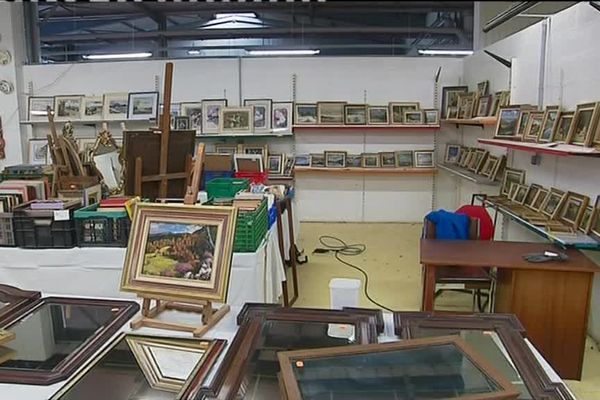 Le mercredi 22 novembre, Emmaüs organise une vente aux enchères de tableaux dans ses locaux de Cernay (Haut-Rhin).